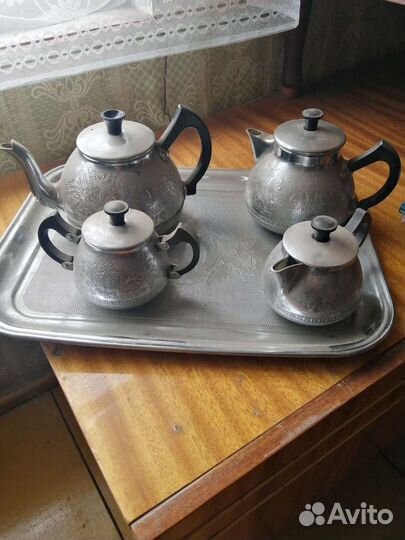 Поднос с чайниками