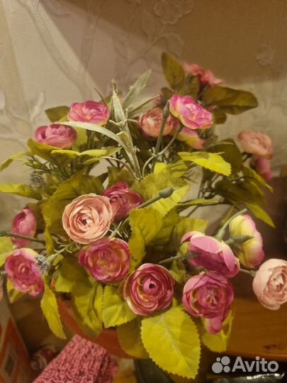 Искусственные цветы в горшках