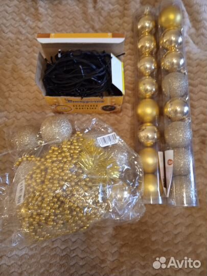 Новогодние игрушки и гирлянда