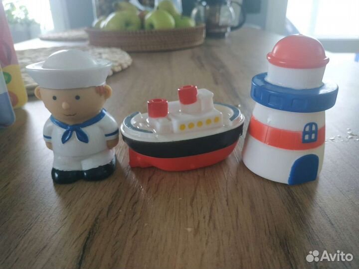 Игрушки и книжка для купания