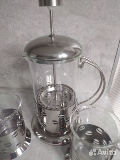 Френч-пресс и стаканы