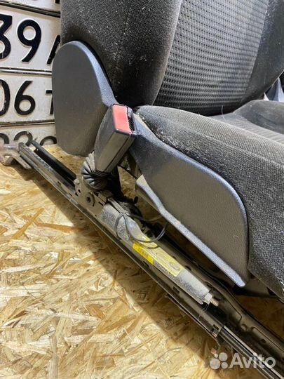 Передние сидения Ford Focus универсал 1.8 2006