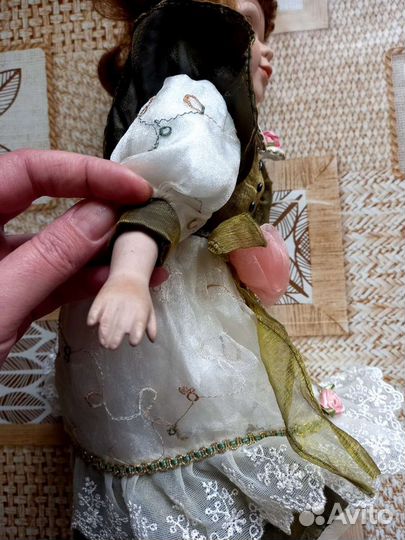 Кукла фарфоровая