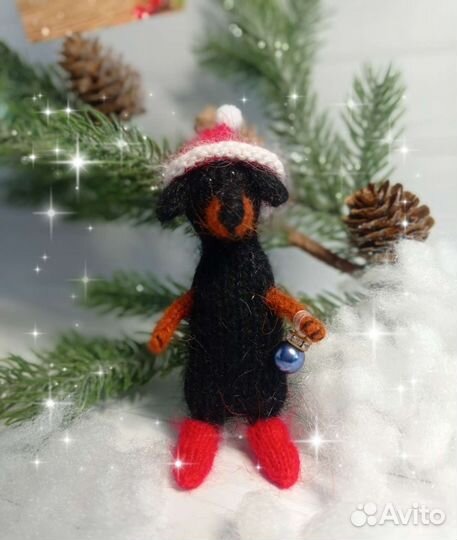 Вязаная игрушка собака такса