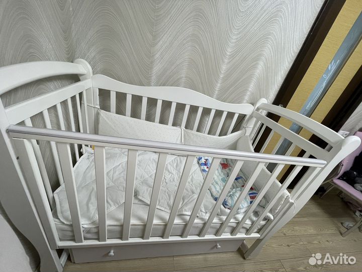 Детская кроватка с маятником и ящиком