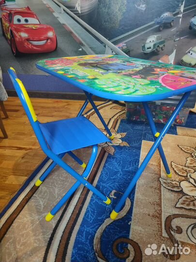 Стол и стулья