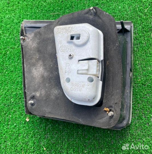 Фонарь крышки багажника правый Mazda 626 1994