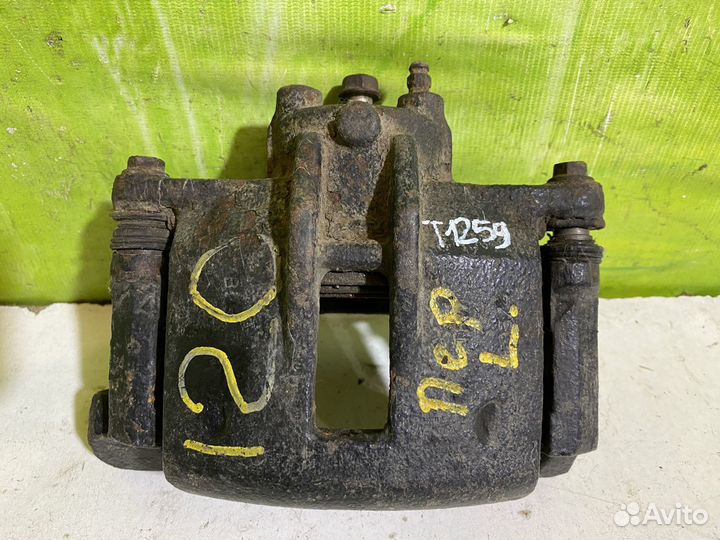 Суппорт передний левый Toyota Corolla E120 Целый