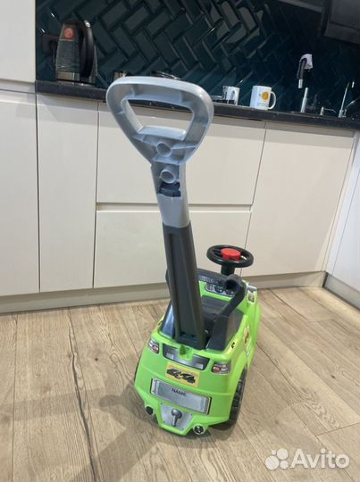 Детская машина каталка с ручкой