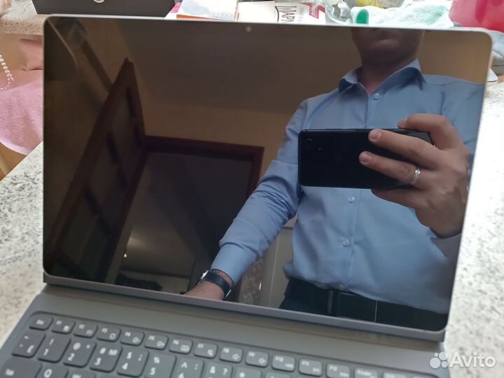 Samsung Galaxy Tab S9 FE с чехлом- клавиатурой