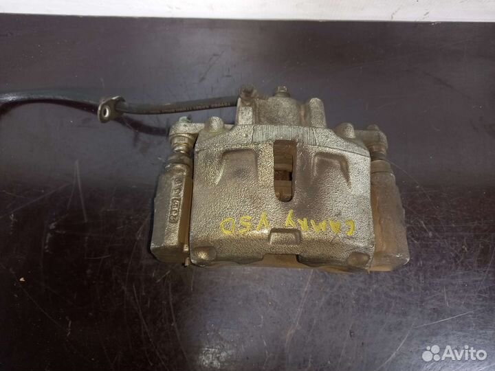 Суппорт передний правый Тойота Камри