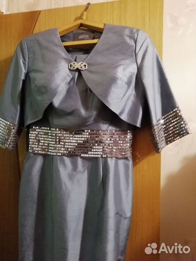 Платье с накидкой