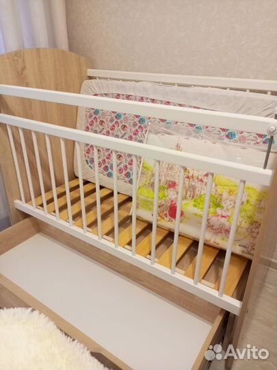 Детская кроватка с маятником