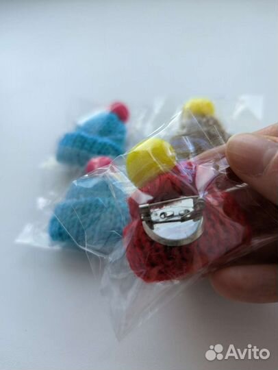 Вязаная шапка брошь значок булавка