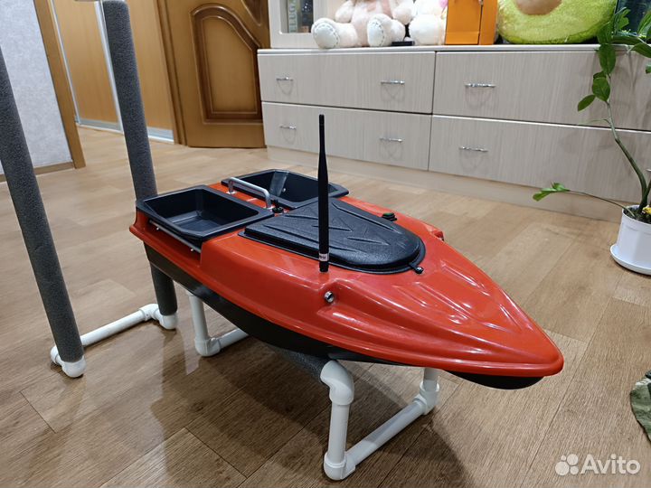 Прикормочный кораблик с эхолотом