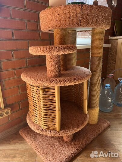 Кошачий домик с когтеточкой