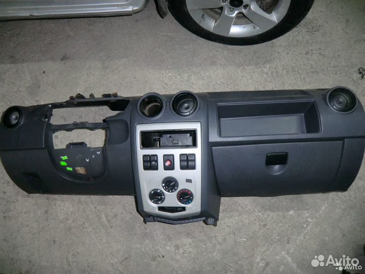 Торпеда панель приборов на Renault Logan 1