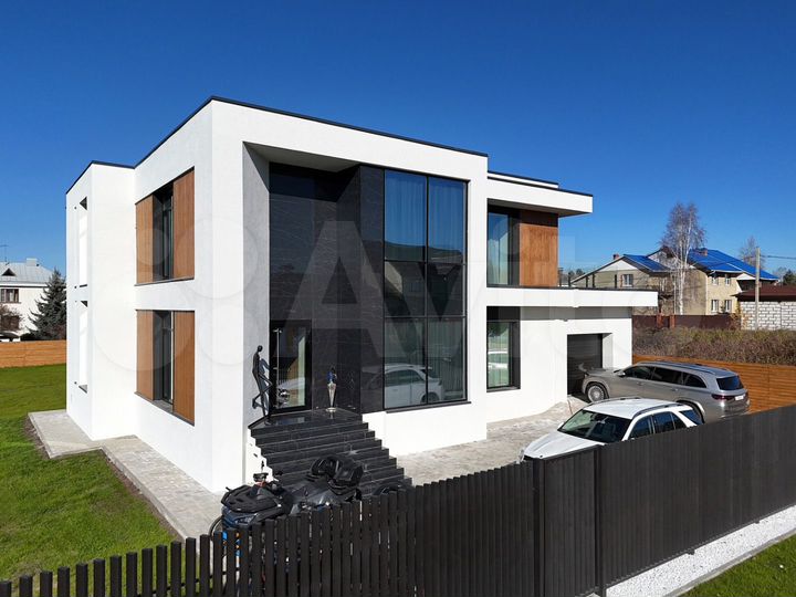 Коттедж 306 м² на участке 15 сот.