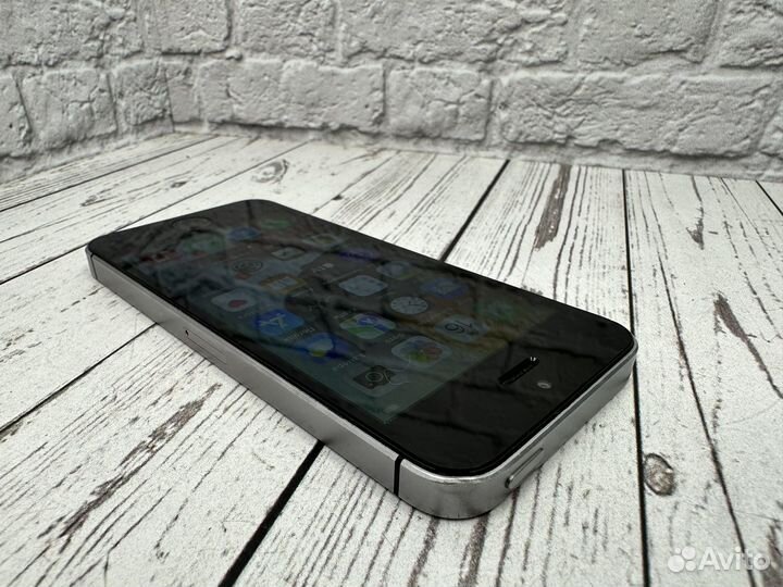 iPhone SE, 32 ГБ