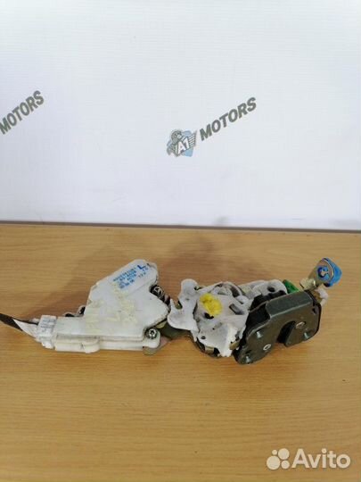 Замок двери передний левый Nissan Pulsar FN15