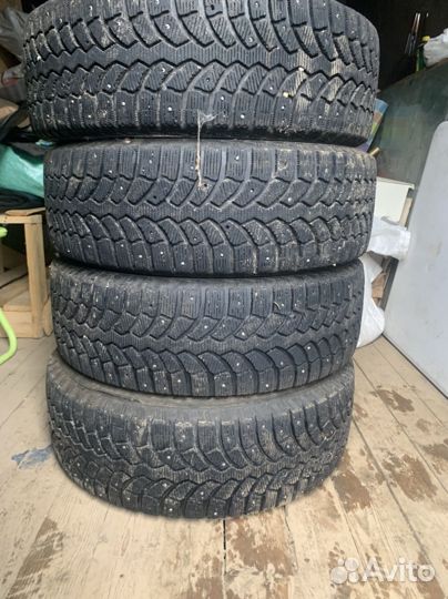 Bridgestone Blizzak Spike-01 215/65 R16