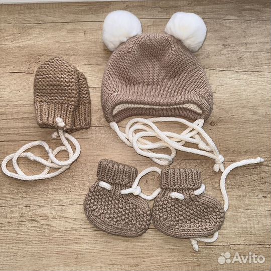Набор шапка варежки пинетки вязаный