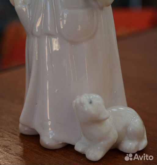 Фарфоровая статуэтка- девочка С котятами