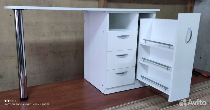 Маникюрный столик