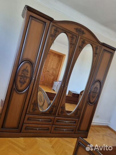 Шкаф и кровать