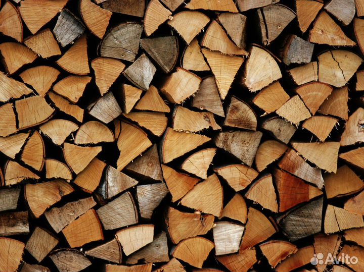 Колотые дрова чураки навалом
