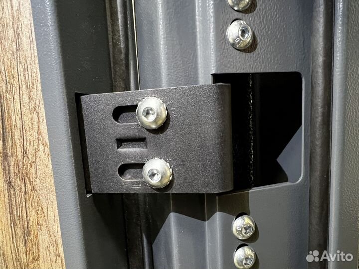 Дверь входная со скрытыми петлями