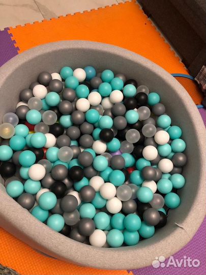 Сухой бассейн с шариками