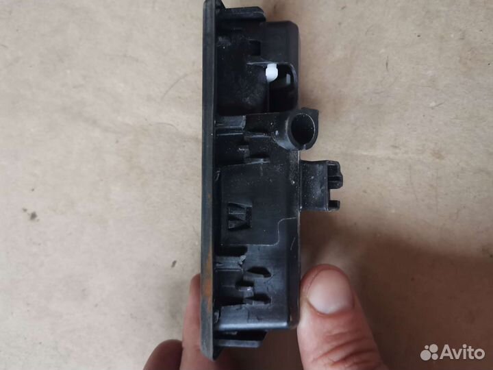 Продам кнопку крышки багажника skoda rapid