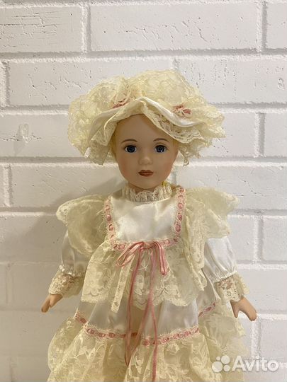 Кукла фарфоровая коллекционная 42см на подставке