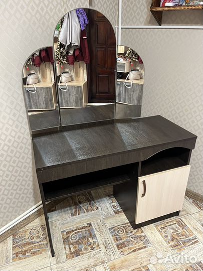 Трюмо с зеркалом