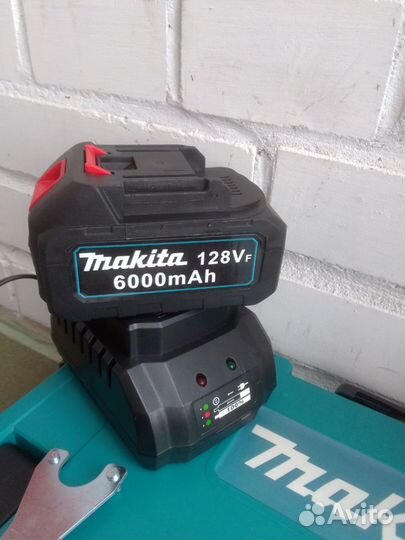 Аккумуляторная болгарка makita