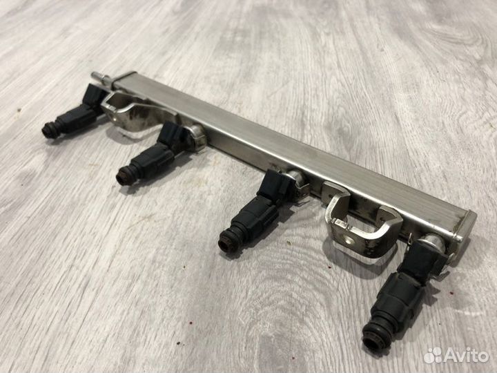 Рампа топливная с форсунками Ford Focus 2 qqdb