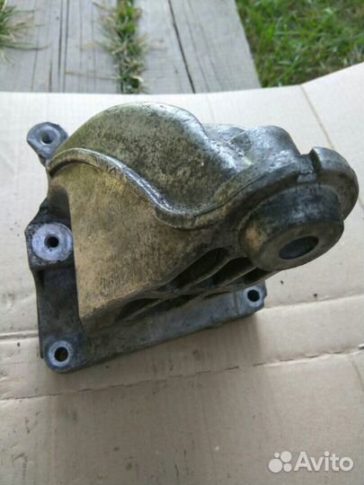 Кронштейн двигателя левый Спринтер OM651