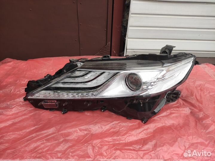 Левая фара на Тойоту Камри 70 75 б/у оригинал
