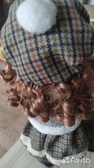 Кукла фарфоровая