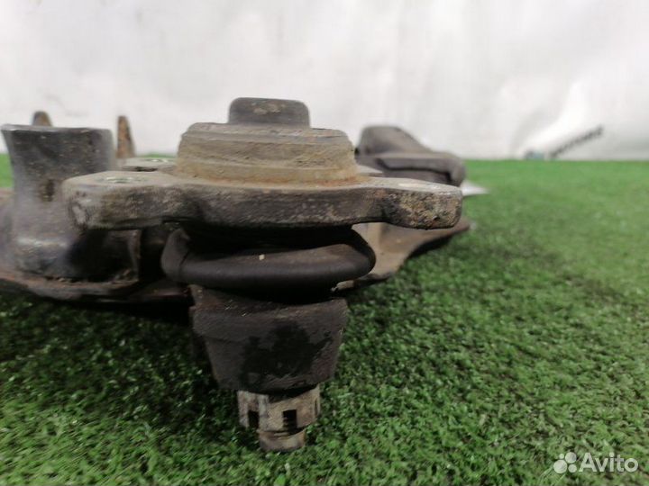 Рычаг подвески передний левый Toyota Granvia