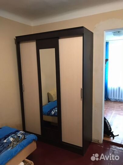 Шкаф трехстворчатый