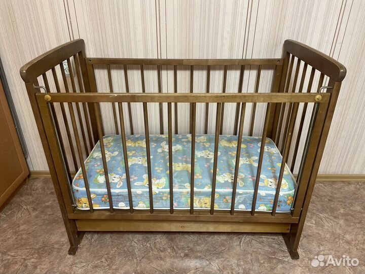 Детская кроватка с маятником