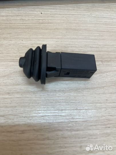 Упорный буфер с выталкивателем для лючка бензобака