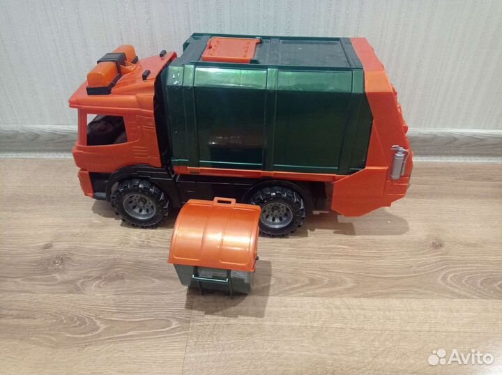 Мусорная машина с мусорным контейнером