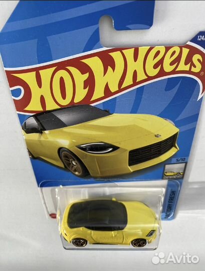 Машинка базовая Hot Wheels Nissan Z Proto желтый