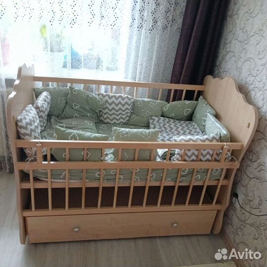 Кроватка детская с маятником