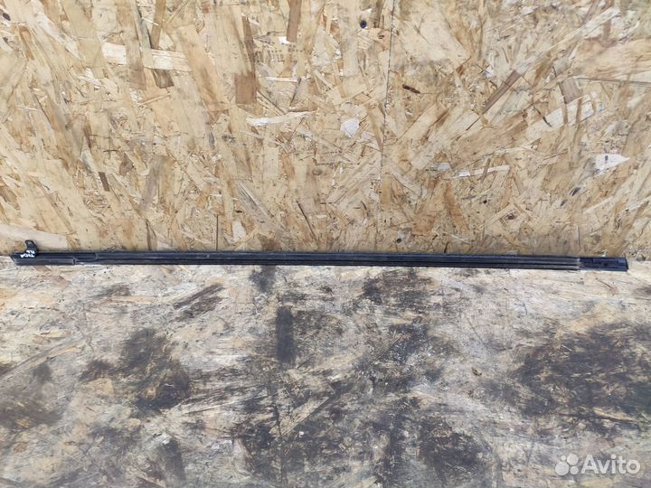 Молдинг двери передний левый Nissan Tiida C11