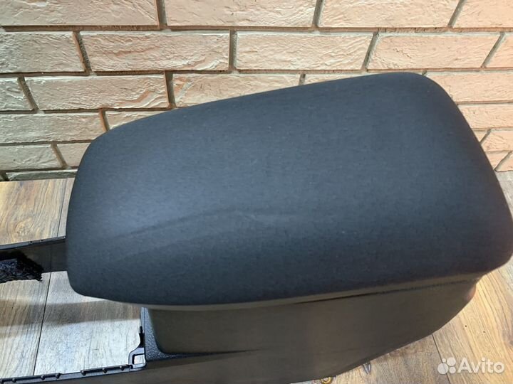 Toyota Corolla E18 Консоль с подлокотником