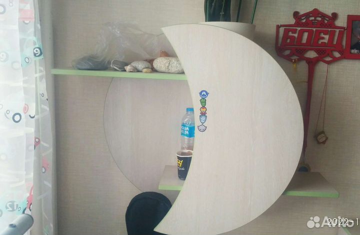 Полка навесная для книг в детскую